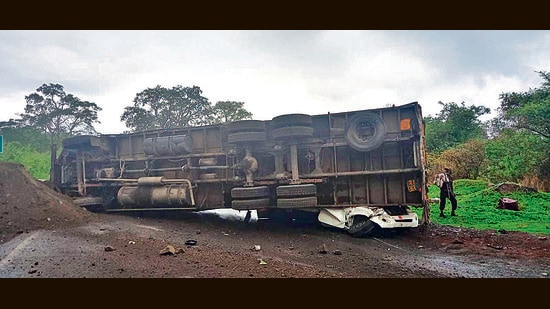 Police informed that a speeding truck headed towards Mumbai via the old Pune-Mumbai highway rammed a pick-up truck after the driver lost control of the vehicle. (HT PHOTO)