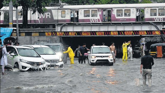 Waterlogging after heavy rainfall, at Andheri in Mumbai on Saturday. (Vijay Bate/HT Photo)