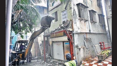 A civic official from K West ward, however, said that neither of the claims was true. “The building was old but not dilapidated,” he said. “It was not under the C1 category (highly dilapidated and requiring immediate demolition). Nor was it illegal as alleged. What happened was that some spectators had gathered on the chhajja of the building, and due to overload, the structure collapsed. Also, the main building structure has not collapsed, only the chhajja.” (Vijay Bate/HT Photo) A civic official from K West ward, however, said that neither of the claims was true. “The building was old but not dilapidated,” he said. “It was not under the C1 category (highly dilapidated and requiring immediate demolition). Nor was it illegal as alleged. What happened was that some spectators had gathered on the chhajja of the building, and due to overload, the structure collapsed. Also, the main building structure has not collapsed, only the chhajja.” (Vijay Bate/HT Photo)