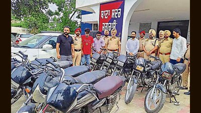 Accused of vehicle lifting in the custody of Sadar Jagraon Police in Ludhiana. (HT Photo) Accused of vehicle lifting in the custody of Sadar Jagraon Police in Ludhiana. (HT Photo)
