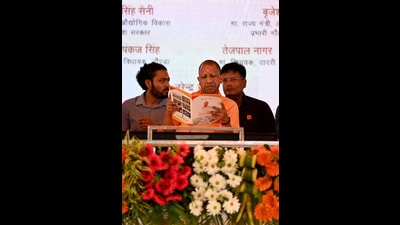 CM Yogi Adityanath held a meeting with Yeida officials, including a delegation of homebuyers. (Sunil Ghosh/HT Photo) CM Yogi Adityanath held a meeting with Yeida officials, including a delegation of homebuyers. (Sunil Ghosh/HT Photo)