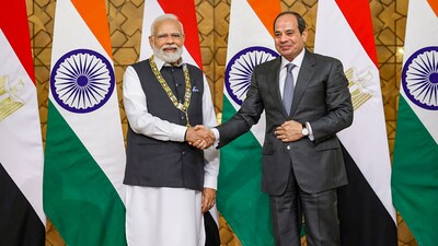 Eqyptian President Abdel Fattah El-Sisi confers Prime Minister Narendra Modi with 'Order of the Nile' award. (PTI) Eqyptian President Abdel Fattah El-Sisi confers Prime Minister Narendra Modi with 'Order of the Nile' award. (PTI)