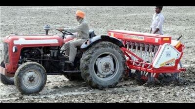 Punjab agriculture minister Gurmeet Singh Khudian said that the farmers should contact the toll-free number 1800-180-1551 and visit agriculture offices in their respective districts for more information. (HT File)