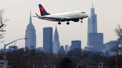 A Delta Airlines jet comes in for a landing in front of the Empire State Building and Manhattan skyline after flights earlier were grounded during an FAA system outage at Laguardia Airport, in New York City, New York, U.S., January, 2023. (REUTERS)