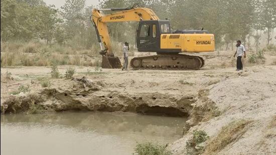 Ludhiana cop ‘aiding’ sand mining mafia; probe begins (HT FILE)