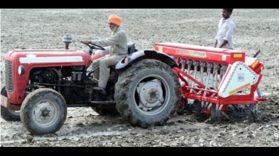 Punjab agriculture minister Gurmeet Singh Khudian said that the farmers should contact the toll-free number 1800-180-1551 and visit agriculture offices in their respective districts for more information. (HT File)