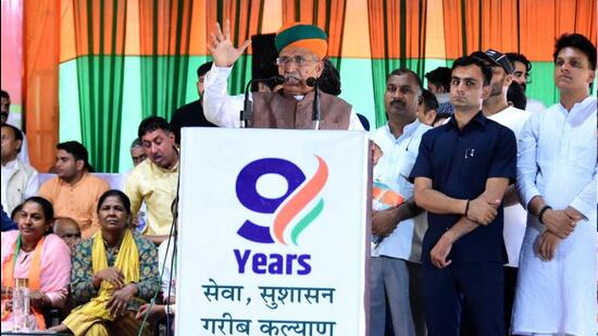 Union law minister Arjun Ram Meghwal addressing the gathering at New Anaj Mandi in Rohtak. (Manoj Dhaka/HT)