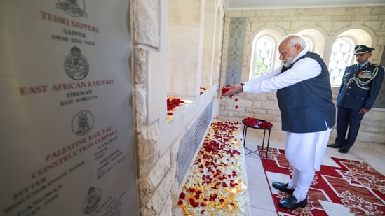Modi also visited Heliopolis War Cemetery in Cairo and paid tribute to the Indian soldiers who made supreme sacrifices during the First World War.(Twitter/PMO)