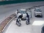 The delivery agent of Omiya Enterprises, Chandni Chowk and his associate were robbed of <span class='webrupee'>₹</span>2 lakh when they were going towards Gurugram in a taxi to deliver the money. The delivery agent of Omiya Enterprises, Chandni Chowk and his associate were robbed of <span class='webrupee'>₹</span>2 lakh when they were going towards Gurugram in a taxi to deliver the money.