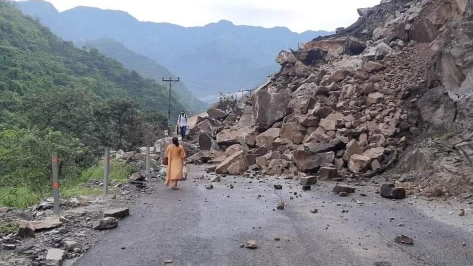 Himachal Pradesh rain: Locals, tourists stranded due to flash floods, landslides | Latest News India - Vimarsana News