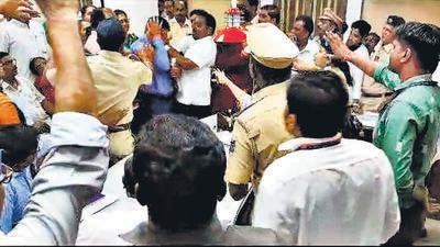 Shiv Sena (UBT) members thrash BMC’s assistant engineer over demolition of shakha Shiv Sena (UBT) members thrash BMC’s assistant engineer over demolition of shakha