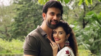 Rajeev Sen and Charu Asopa pose together.