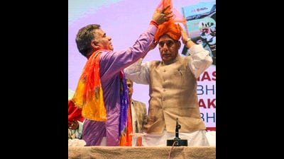 Defence minister Rajnath Singh being felicitated with a turban by BJP’s J&K unit president Ravinder Raina during the India's National Security Conclave in Jammu on Monday. (HT Photo) Defence minister Rajnath Singh being felicitated with a turban by BJP’s J&K unit president Ravinder Raina during the India's National Security Conclave in Jammu on Monday. (HT Photo)