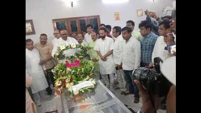 Deputy CM Brajesh Pathak paid his tribute to Hardwar Dubey in Agra. (HT Photo)