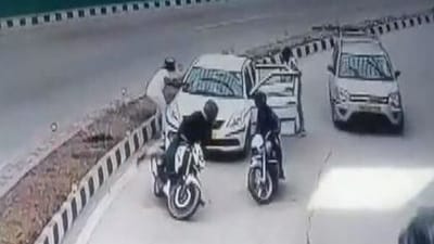 The delivery agent of Omiya Enterprises, Chandni Chowk and his associate were robbed of ₹2 lakh when they were going towards Gurugram in a taxi to deliver the money. (ANI) The delivery agent of Omiya Enterprises, Chandni Chowk and his associate were robbed of ₹2 lakh when they were going towards Gurugram in a taxi to deliver the money. (ANI)