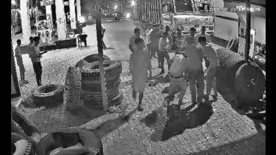 Miscreants captured in CCTVs while assaulting petrol pump employees in Ludhiana. (HT PHOTO) Miscreants captured in CCTVs while assaulting petrol pump employees in Ludhiana. (HT PHOTO)