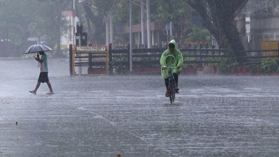 People dealing with rain at Nariman Point, in Mumbai. (Photo by Anshuman Poyrekar/ Hindustan Times) People dealing with rain at Nariman Point, in Mumbai. (Photo by Anshuman Poyrekar/ Hindustan Times)