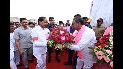 Rao, travelling in a convoy of about 600 vehicles and accompanied by the entire Telangana cabinet, BRS MPs, MLAs and other party leaders, arrived in Solapur on Monday afternoon by driving more than 600km. (HT PHOTO) Rao, travelling in a convoy of about 600 vehicles and accompanied by the entire Telangana cabinet, BRS MPs, MLAs and other party leaders, arrived in Solapur on Monday afternoon by driving more than 600km. (HT PHOTO)