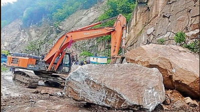 The blocked Kullu-Manali road on Monday. (Birbal Sharma/HT) The blocked Kullu-Manali road on Monday. (Birbal Sharma/HT)