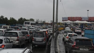 The traffic department deployed over 30 police personnel along with jumbo cranes to remove the vehicles. (Bachchan Kumar/HT Photo) The traffic department deployed over 30 police personnel along with jumbo cranes to remove the vehicles. (Bachchan Kumar/HT Photo)