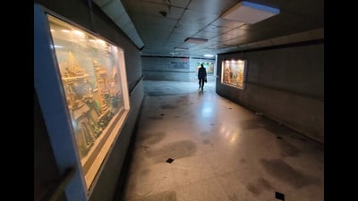 While there are a total 18 pedestrian underpasses, nine motor underpasses, and nine FOBs in the city, very few of them are used with those at Erandwane, Deccan and Pune railway station. (PRATHAM GOKHALE? HT)