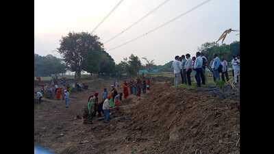 Workers clearing the flow path of Karnavati river, a tributary of Ganga, in the Manda development block of Prayagraj (HT) Workers clearing the flow path of Karnavati river, a tributary of Ganga, in the Manda development block of Prayagraj (HT)