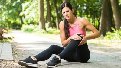 While rest and medication are commonly recommended, incorporating walking into your routine can offer significant advantages for alleviating knee pain (Shutterstock) While rest and medication are commonly recommended, incorporating walking into your routine can offer significant advantages for alleviating knee pain (Shutterstock)