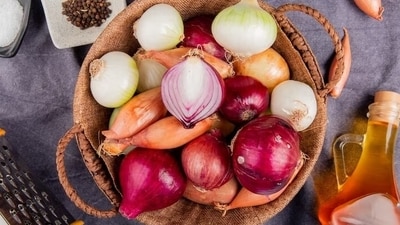 Onion come in different colours and types. From yellow onions, red onions, white onions, to shallots. All these varieties have distinct taste from one another and are used for culinary purpose. (Freepik) Onion come in different colours and types. From yellow onions, red onions, white onions, to shallots. All these varieties have distinct taste from one another and are used for culinary purpose. (Freepik)