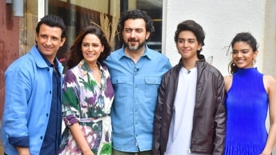 Sharman Joshi, Mona Singh and Sahil Sangha promote their web series Kafas. Directed by Sahil Sangha, the series is now streaming on Sony LIV. It also features Mikhail Gandhi, Vivan Bhatena, Zarina Wahab, Mona Vasu, Preeti Jhangiani and Mukesh Chhabra. Sharman Joshi, Mona Singh and Sahil Sangha promote their web series Kafas. Directed by Sahil Sangha, the series is now streaming on Sony LIV. It also features Mikhail Gandhi, Vivan Bhatena, Zarina Wahab, Mona Vasu, Preeti Jhangiani and Mukesh Chhabra.
