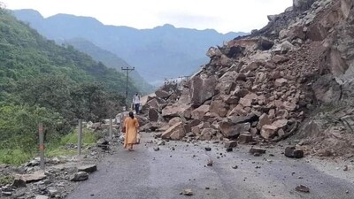 Mandi-Kullu road via the Kataula-Kamand stretch was blocked due to landslides. Incessant rain in several districts of Himachal Pradesh over the week has caused trouble for the locals as well as tourists. Landslides in many places have also been reported as a result of torrential rainfall after a cloudburst. (HT Photo) Mandi-Kullu road via the Kataula-Kamand stretch was blocked due to landslides. Incessant rain in several districts of Himachal Pradesh over the week has caused trouble for the locals as well as tourists. Landslides in many places have also been reported as a result of torrential rainfall after a cloudburst. (HT Photo)