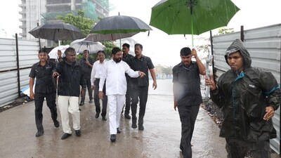 CM Eknath Shinde tours the coastal road and Milan Subway in Mumbai after multiple incidents of flooding on Saturday night. According to Mumbai's Colaba observatory, the city recorded 86 mm of rainfall in the 24 hours ending at 8.30 am on Sunday while the Santacruz weather station recorded 176.1 mm of rainfall in the same period. (HT Photo) CM Eknath Shinde tours the coastal road and Milan Subway in Mumbai after multiple incidents of flooding on Saturday night. According to Mumbai's Colaba observatory, the city recorded 86 mm of rainfall in the 24 hours ending at 8.30 am on Sunday while the Santacruz weather station recorded 176.1 mm of rainfall in the same period. (HT Photo)