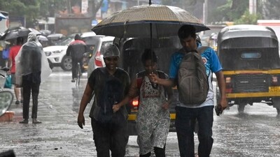 Heavy rains lash Mumbai. The monsoon has delayed by 14 days in Mumbai, while it arrived two days early in Delhi. The normal date for monsoon onset (1961-2019) over Mumbai is June 11, and for Delhi, it is June 27. (HT Photo/Vijay Bate) Heavy rains lash Mumbai. The monsoon has delayed by 14 days in Mumbai, while it arrived two days early in Delhi. The normal date for monsoon onset (1961-2019) over Mumbai is June 11, and for Delhi, it is June 27. (HT Photo/Vijay Bate)