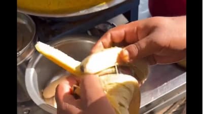 Street vendor making banana pani puri. (Twitter/@Mohammed Futurewala,)