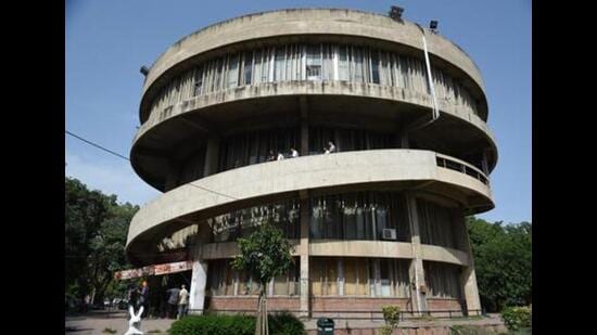 Chandigarh police department have decided to host a retirement party for over 50 of its personnels who retired during the COVID-19 pandemic in 2020. Party will be held on Tuesday at Multi-Purpose Hall, Police Lines, Sector 26. (HT File)