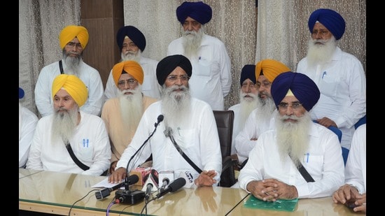 SGPC president Harjinder Singh Dhami (C) with other members addressing a press conference after general house meeting, in Amritsar on Monday. (Sameer Sehgal /HT)