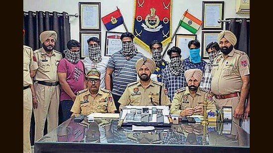 The Division number 7 police busted a gang of snatchers with the arrest of seven accused, including a proclaimed offender. The police have recovered 10 stolen mobile phones, two stolen motorcycles sans number plates, a stolen scooter, two sharp-edged weapons and ₹5,000 in cash from them. (HT PHOTO)