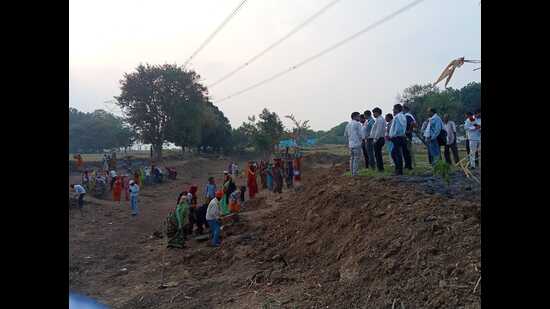 Workers clearing the flow path of Karnavati river, a tributary of Ganga, in the Manda development block of Prayagraj (HT)