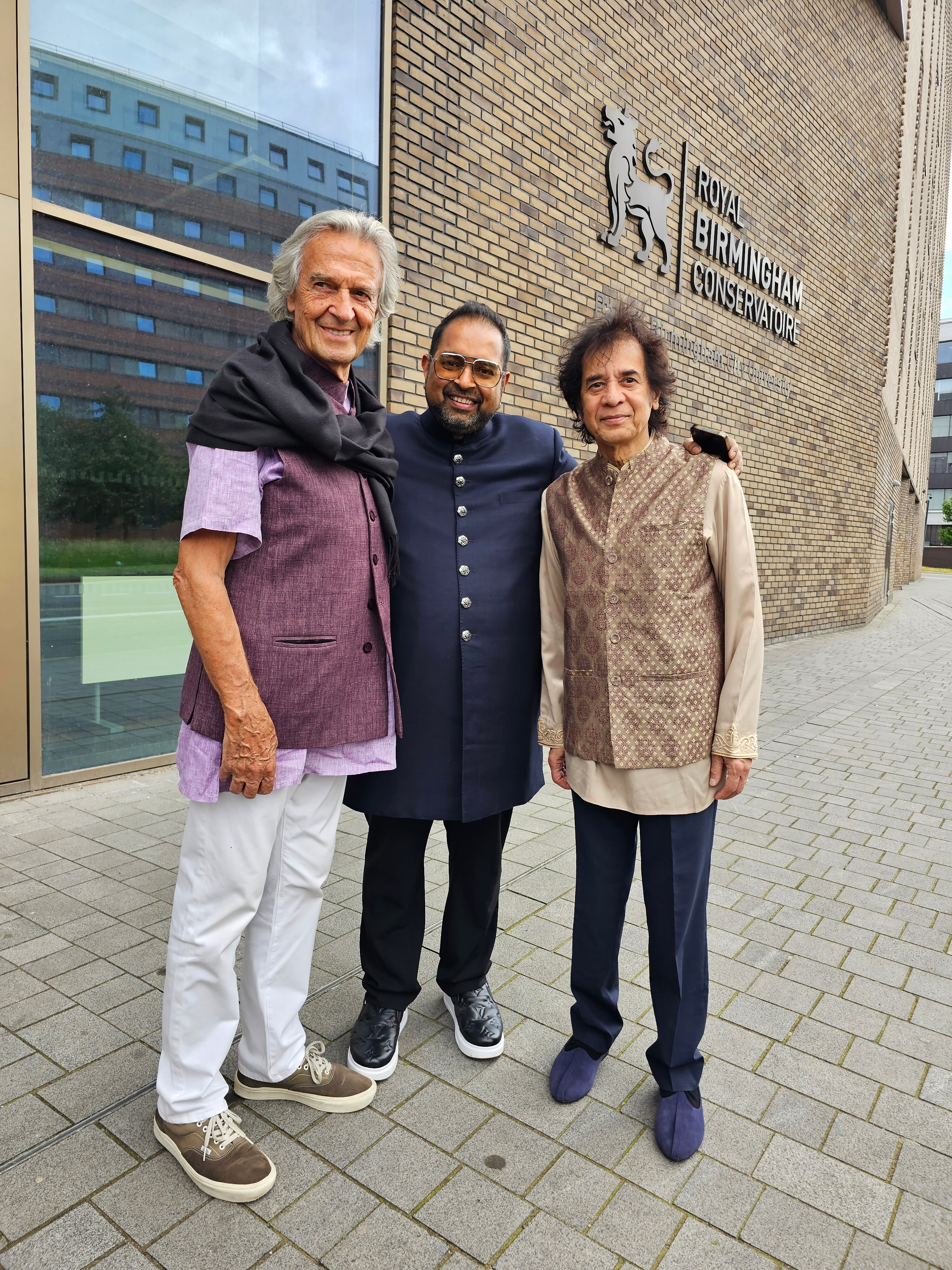 (L-R) John McLaughlin, Shankar Mahadevan and Ustad Zakir Hussain (L-R) John McLaughlin, Shankar Mahadevan and Ustad Zakir Hussain