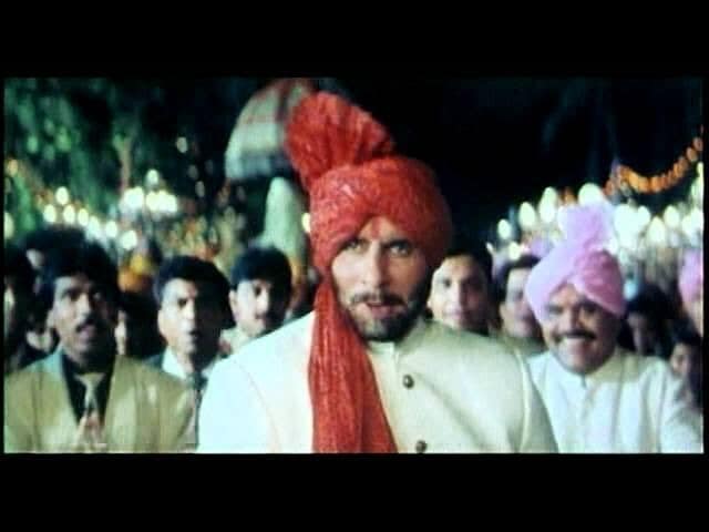 A still from the song Sona Sona A still from the song Sona Sona
