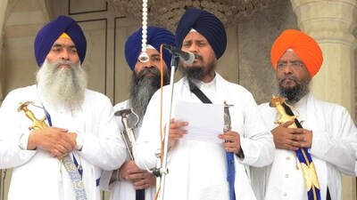 Akal Takht acting jathedar Giani Harpreet Singh pronouncing the Sikh clergy’s decision in the case of distortion of Gurbani, in Amritsar on Tuesday. (Sameer Sehgal/HT) (Sameer Sehgal/HT) Akal Takht acting jathedar Giani Harpreet Singh pronouncing the Sikh clergy’s decision in the case of distortion of Gurbani, in Amritsar on Tuesday. (Sameer Sehgal/HT) (Sameer Sehgal/HT)