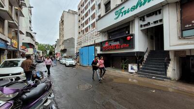 A 19-year-old woman was attacked by her acquaintance at Sadashiv Peth area on Tuesday morning before alert onlookers apprehended the assailant. (PRATHAM GOKHALE/HT) A 19-year-old woman was attacked by her acquaintance at Sadashiv Peth area on Tuesday morning before alert onlookers apprehended the assailant. (PRATHAM GOKHALE/HT)