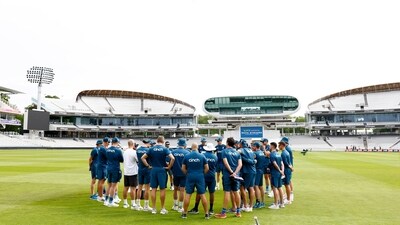 General view of England players and coaching staff in a huddle during practice (Action Images via Reuters)