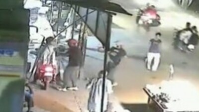 The two men snatch the bag, dragging the pillion rider on the road, and run away. (Twitter/Screengrab)