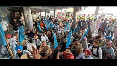 Contractual employees of Pepsu Road Transport Corporation (PRTC), Punjab Roadways and PUNBUS stage a protest in Bathinda on Tuesday. (HT photo) Contractual employees of Pepsu Road Transport Corporation (PRTC), Punjab Roadways and PUNBUS stage a protest in Bathinda on Tuesday. (HT photo)