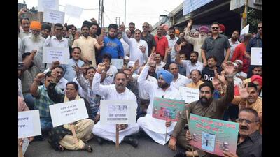 District Congress leaders, including MP Ravneet Bittu, staged protests at different locations in Ludhiana. (HT PHOTO) District Congress leaders, including MP Ravneet Bittu, staged protests at different locations in Ludhiana. (HT PHOTO)