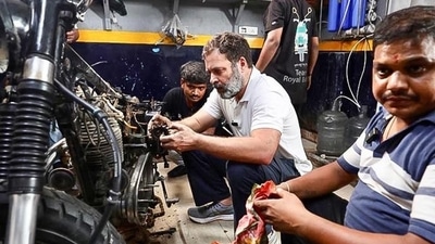 Rahul Gandhi can also be seen repairing a bike.
