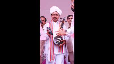 K Chandrasekhar Rao offered prayers at the famous Vitthal-Rukmini temple in Pandharpur on Tuesday and addressed a public meeting. (HT PHOTO) K Chandrasekhar Rao offered prayers at the famous Vitthal-Rukmini temple in Pandharpur on Tuesday and addressed a public meeting. (HT PHOTO)
