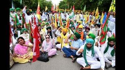 Members of Sanyukt Kisan Morcha hold a protest in Mohali on Tuesday. (Keshav Singh/ HT) Members of Sanyukt Kisan Morcha hold a protest in Mohali on Tuesday. (Keshav Singh/ HT)