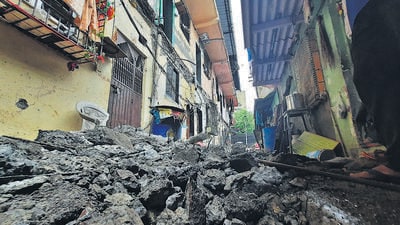 One person has been injured after a balcony collapsed of a one-storey Panchratna building in Thane. (Praful Gangurde / HT Photo)