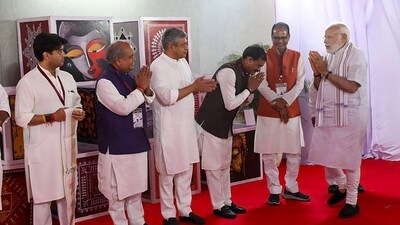 Railway Minister Ashwini Vaishnaw, Madhya Pradesh Governor Mangubhai Patel, Chief Minister Shivraj Singh Chouhan, Union ministers Narendra Singh Tomar and Jyotiraditya Scindia, among others, were present on the occasion. (PTI) Railway Minister Ashwini Vaishnaw, Madhya Pradesh Governor Mangubhai Patel, Chief Minister Shivraj Singh Chouhan, Union ministers Narendra Singh Tomar and Jyotiraditya Scindia, among others, were present on the occasion. (PTI)